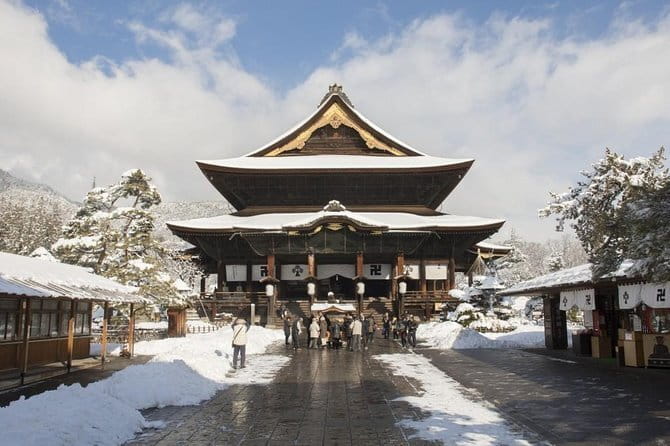 1-Day Winter Tour From Nozawa Onsen: Snow Monkeys, Zenko-ji Temple & Sake - Why this Nagano day works so well