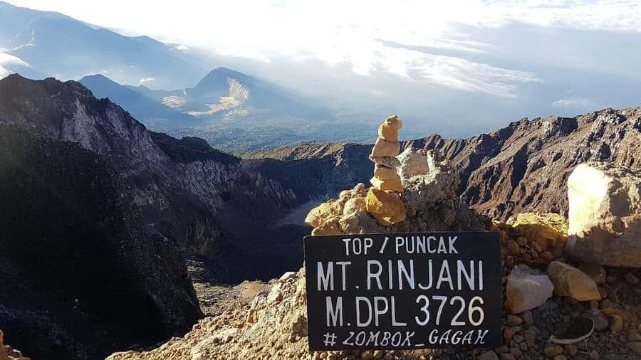 3d/2n trekking mount rinjani summit lake & hot springs - Guides, porters, food, and group size