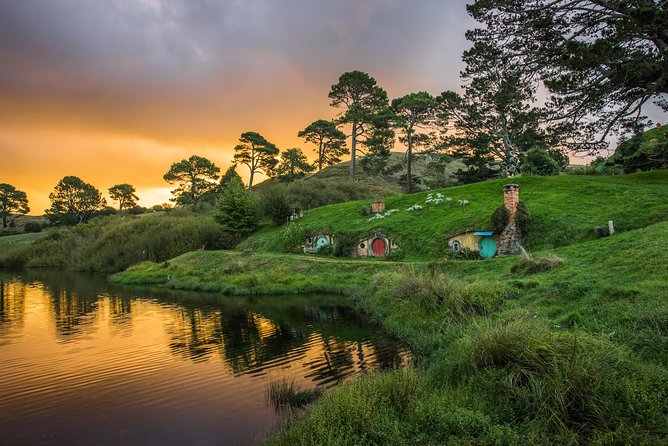 Auckland to Hobbiton Movie Set and Rotorua's Geothermal Valley - Two major North Island sights from one Auckland pickup