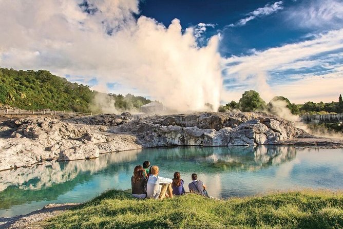 Auckland to Hobbiton Movie Set and Rotorua's Geothermal Valley - Who will get the most from this day