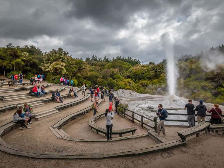 Auckland: Wai-O-Tapu, Maori Haka & Hot Springs Rotorua Tour - A Māori haka at Whakarewarewa