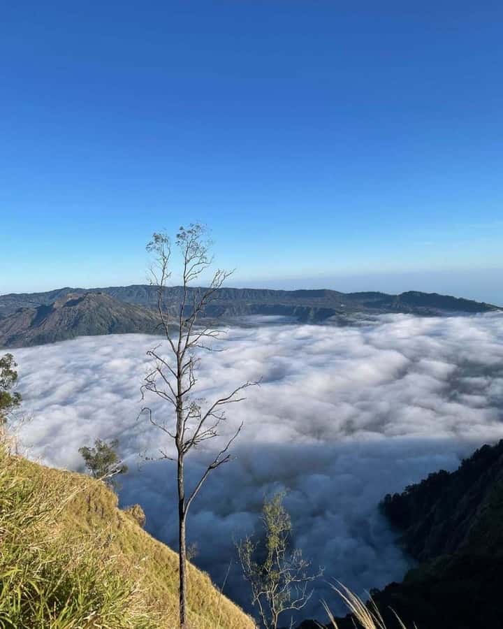 Bali: Caldera Sunrise Trek and Natural Hot Spring - Breakfast and the wait at the summit