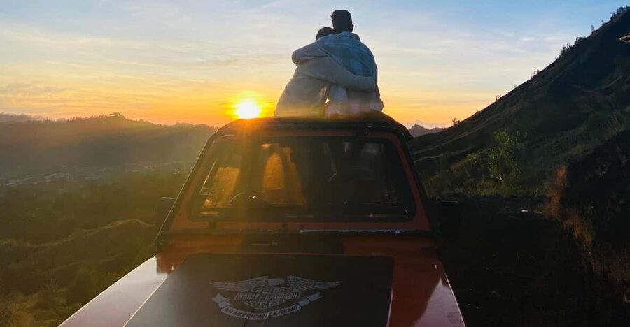 bali: Mount Batur Jeep Sunrise with Breakfast & Hot Spring - Sunrise from the middle of Mount Batur