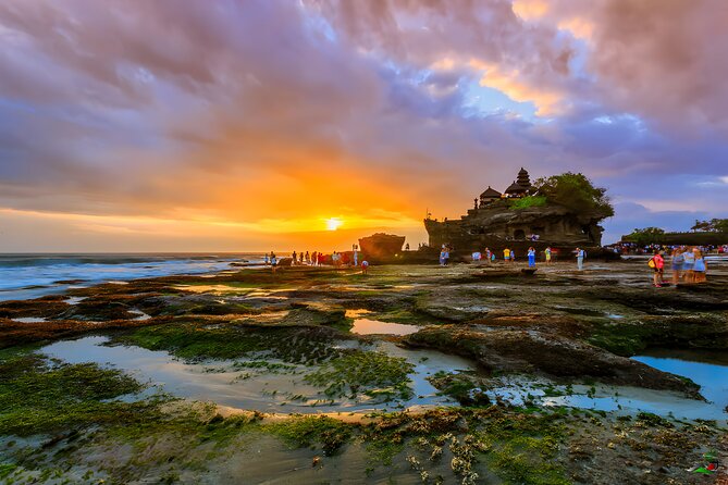 Bali Tour: Lake, Iconic Gate, Temple, Hot Spring and Rice Terrace - Ulun Danu Beratan and its lake setting