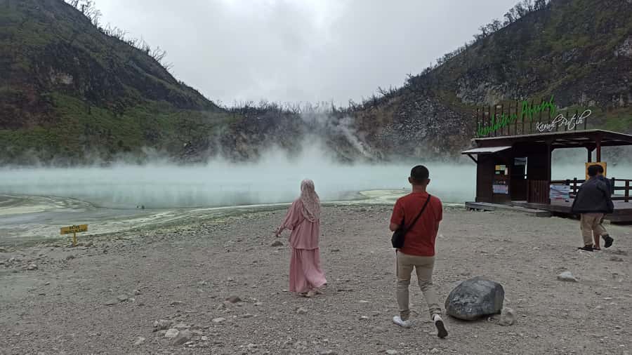 Bandung: White Crater Hotspring Tea Plans And Lunch Included - Lunch and playtime at Glamping Lakeside