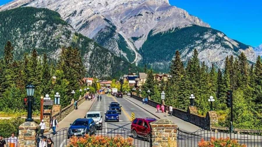 Banff: Gondola, Hot Springs, Bow falls & Three lakes tour - Banff Upper Hot Springs: know what you are paying for