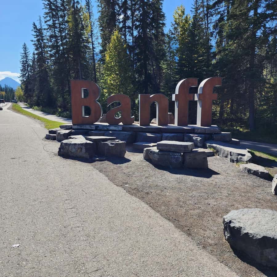 Banff: Gondola, Hot Springs, Bow falls & Three lakes tour - The guide matters more than the vehicle