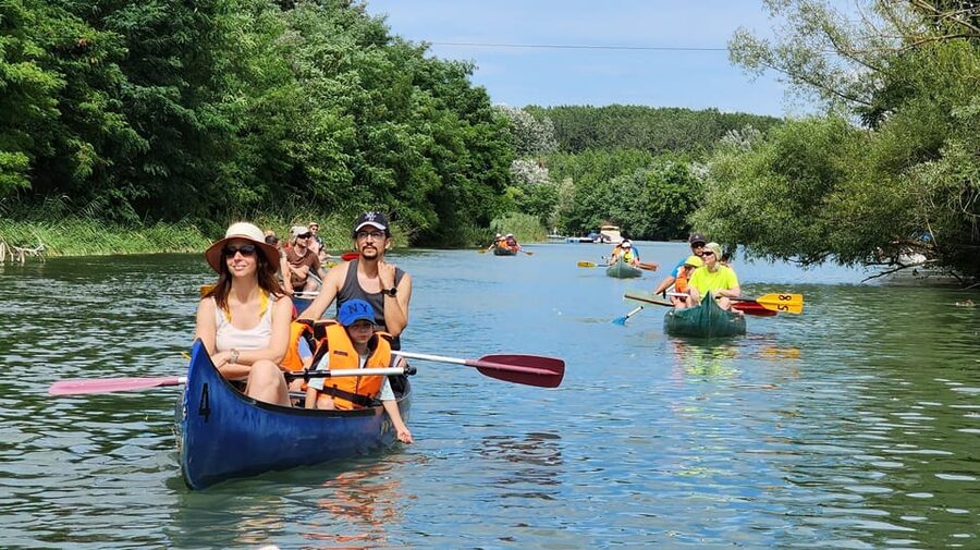 Budapest: Canoeing the Danube w or wo Sauna or Danube Beach - Who will enjoy this Danube outing most