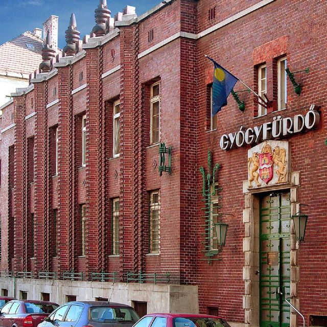 Budapest: Dandar Thermal Bath Full-Day Admission - Indoor and outdoor pools for a full day