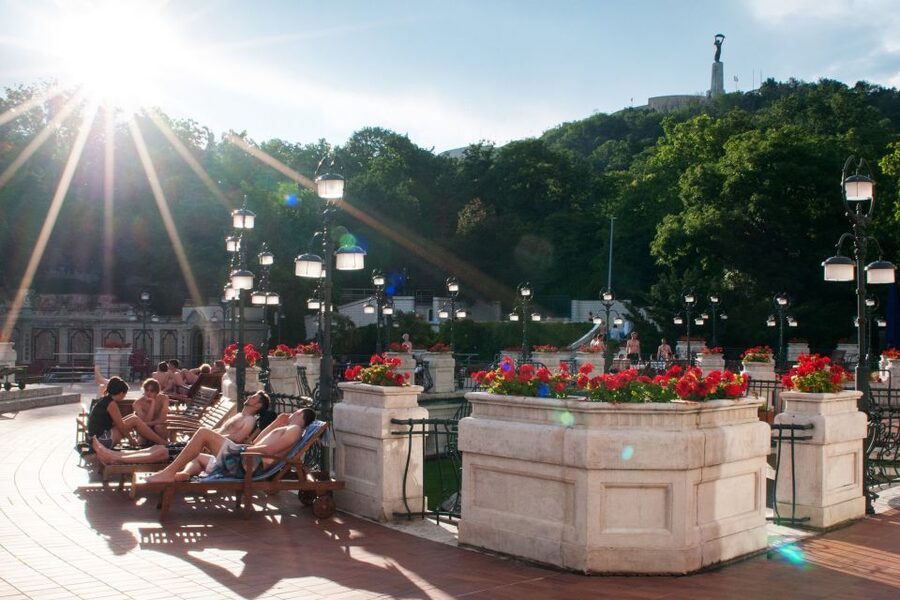 Budapest: Full-Day Gellért Spa Ticket - Moving from the indoor pools to the thermal baths