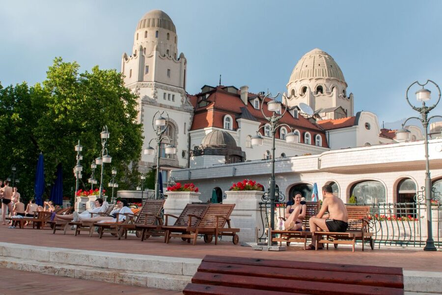 Budapest: Full-Day Gellért Spa Ticket - When to arrive for a calmer visit