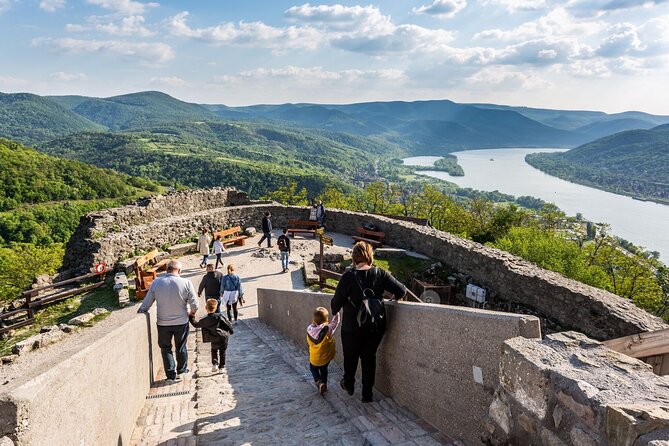 Budapest Hike to Visegrád Castle w or wo Sauna/Danube beach - How the guide shapes the experience