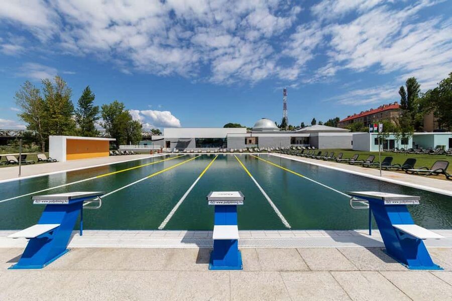 Budapest: Pesterzsébet Salt-Iodine Spa & Sauna World Ticket - The hot and cold plunge routine