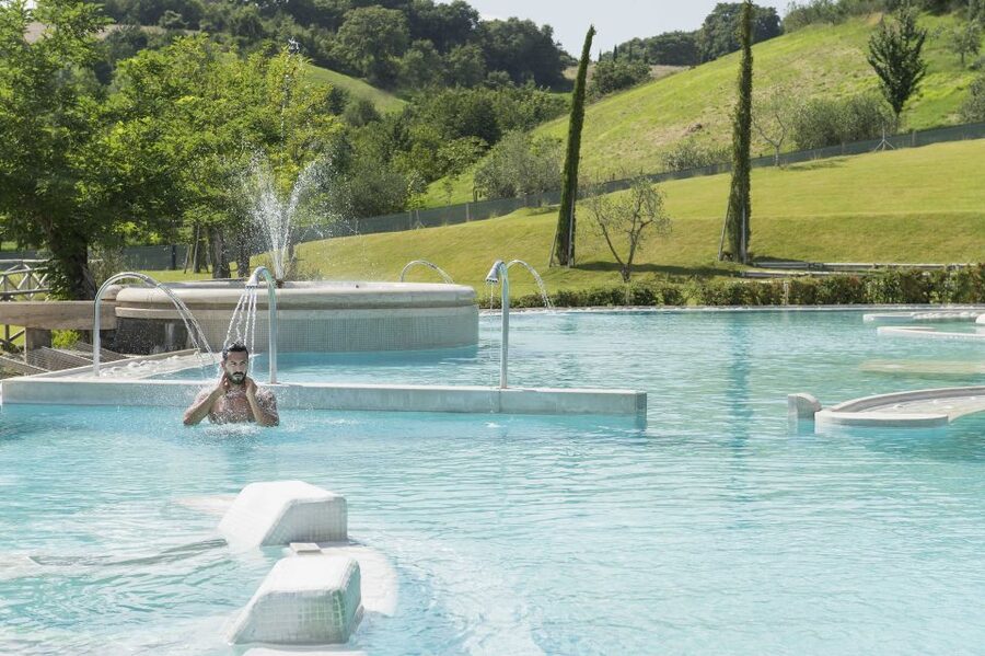 Chianciano Terme: Theia Thermal Pools Entrance Ticket - Moving between indoor and outdoor pools
