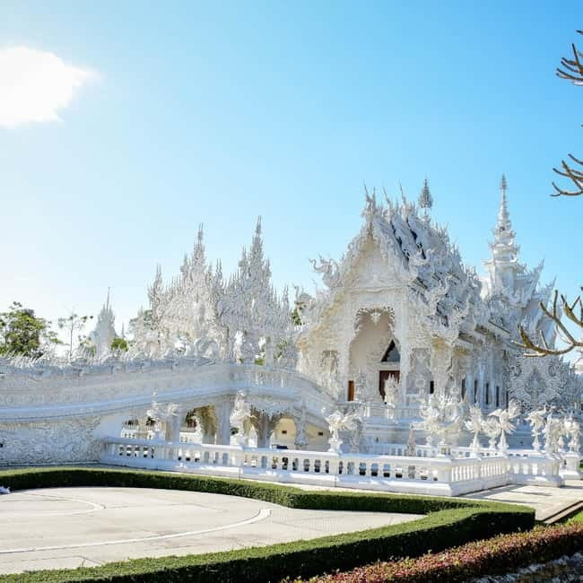 Chiang Mai: Chiang Rai Famous Temples & Hot Springs Day Trip - Lunch at Lanmanee Food Court