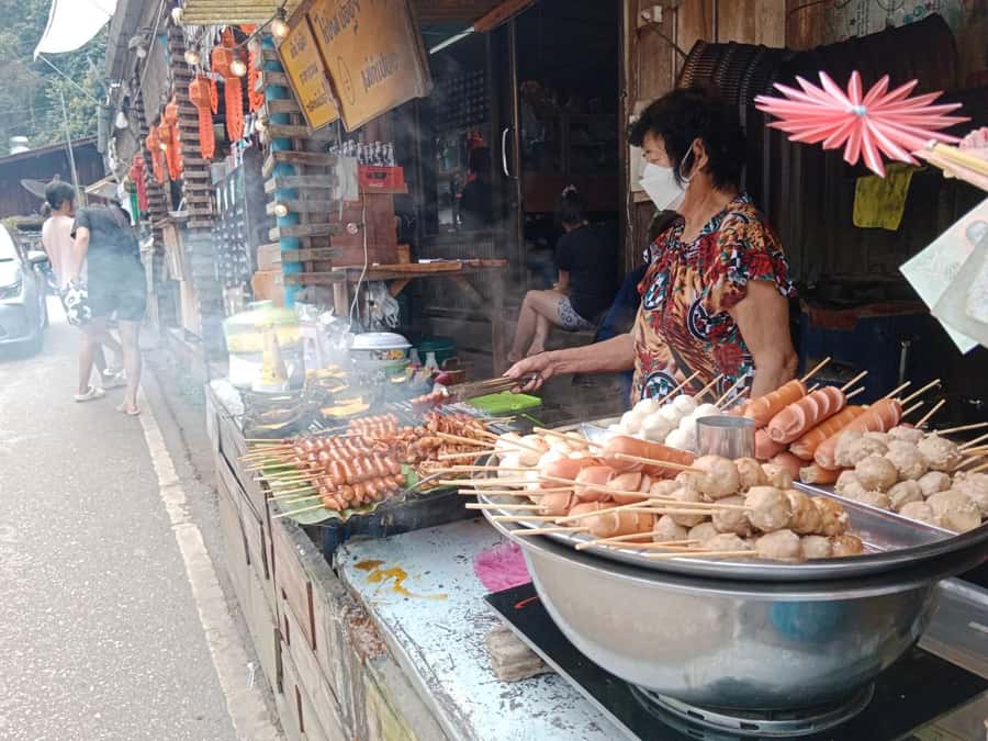 Chiang Mai: Mae Kampong Village, Hot Springs & Bor Sang Tour - Lunch beside the creek