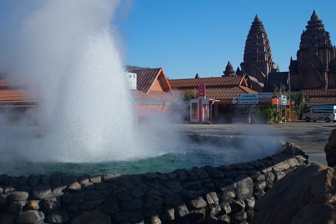 Chiang Rai Tour: Hot Spring,White Temple, Golden Triangle, Yao - Chiang Saen adds context beyond the viewpoint