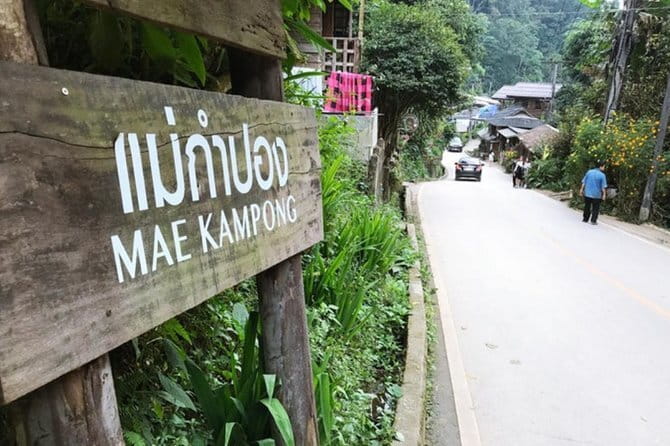 Chiang Rai White Blue Red Temples with Hot Spring from Chaing Mai - Lunch gives the schedule a needed pause