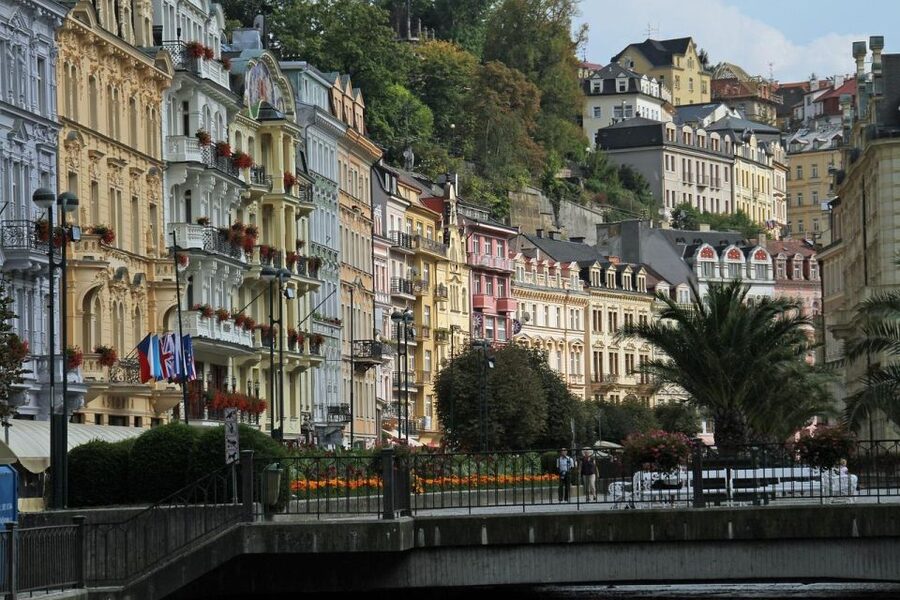Daytrip from Prague to Karlovy Vary (Hot Springs Area) - Transport, Timing, and What the Day Feels Like
