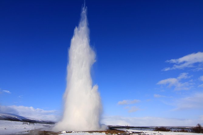 Fontana Geothermal Spa and Golden Circle Tour From Reykjavik - The coach setup and guide commentary