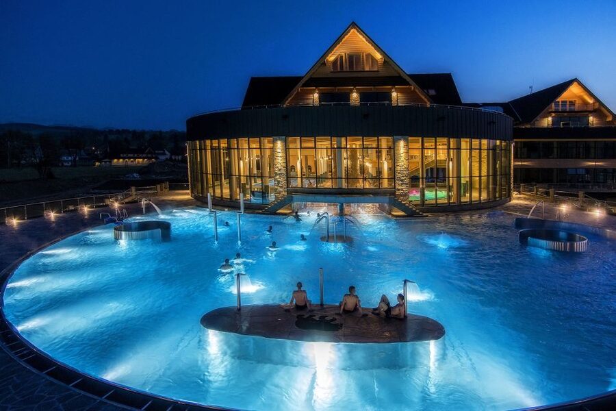 From Krakow: Slovakia Treetop Walk, Zakopane & Thermal Spa - Guides, vehicles, and the practical rhythm