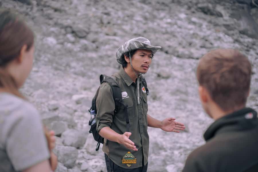 From Medan: Mount Sibayak Sunrise Hike & Natural Hot Spring - Coffee, tea, and a simple summit break