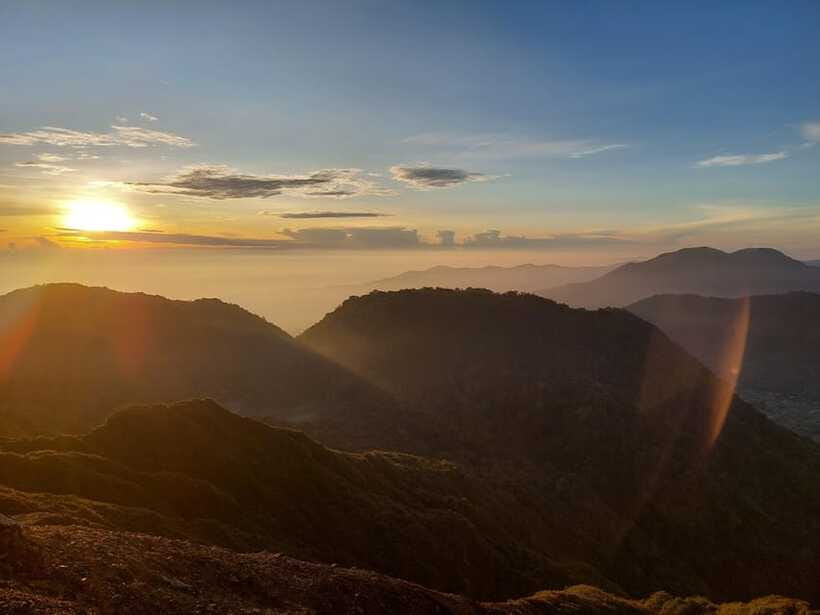 From Medan: Mount Sibayak Sunrise Hike & Natural Hot Spring - Berastagi fruit market and local stops