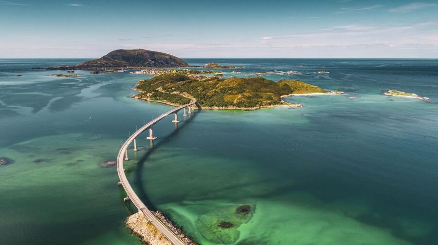 From Tromsø: Kayak trip with lunch and sauna at Sommarøy - Fish soup at Sommarøy Hotel