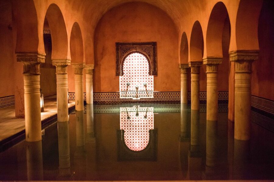Granada: Hammam Al Ándalus with Massage - Steam, rest, and Andalusian music