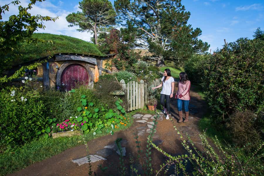 Hobbiton Movie Set & Te Puia Geothermal Valley Private Tour - Two famous New Zealand stops in one long day