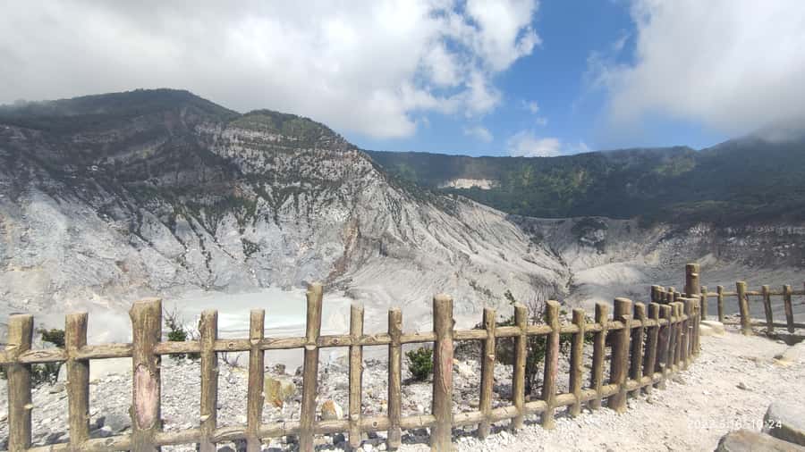 Jakarta: Volcano, Hot Spring, Tea, Rice Fields, &Coffee tour - Pineapples, Rice Fields, and Highland Roads