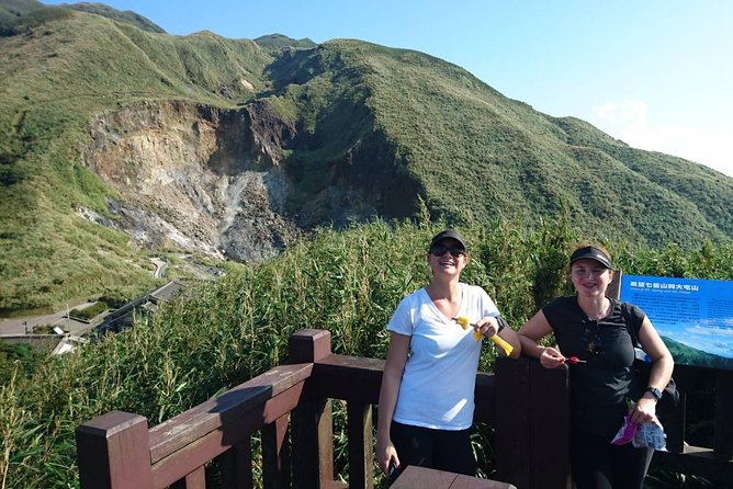 Keelung Shore Excursion: Yangmingshan Hot Spring and Wild Vegetable Cuisine Tour - Walking Qingtiangang Grassland for one hour