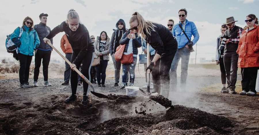 Laugarvatn Fontana: Geothermal Bread-Baking Experience - The outdoor demonstration and the warm earth