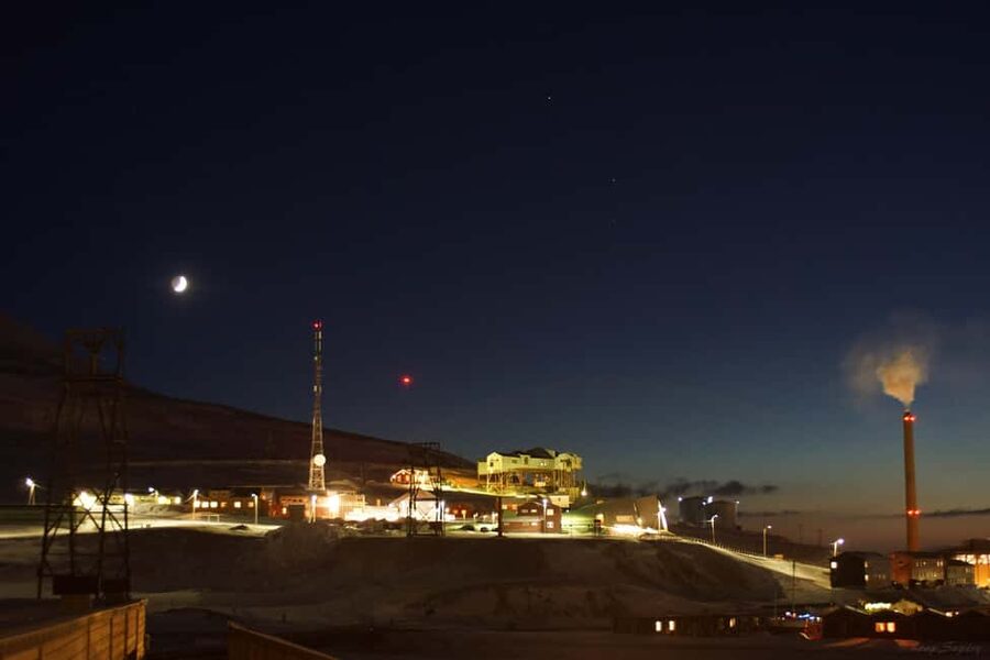 Longyearbyen: Arctic Ocean Swim, Sauna & Sightseeing - What the polar night adds