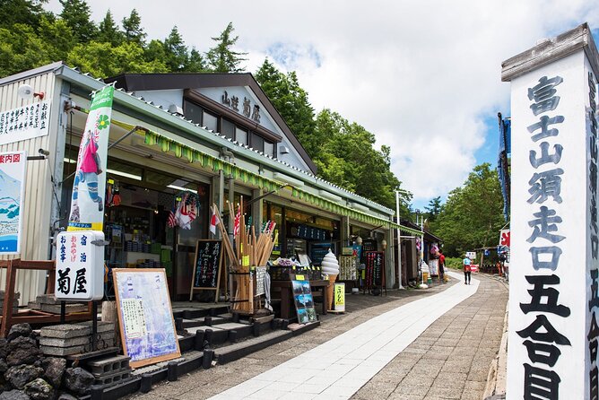 Mt. Fuji 5th, Oshino Hakkai, Onsen Full-Day Trip From Tokyo - Arakurayama Sengen Park in the winter schedule
