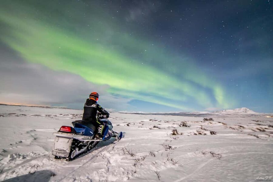 Mývatn: Northern Lights Snowmobile Tour - From farmhouse check-in to a safe start