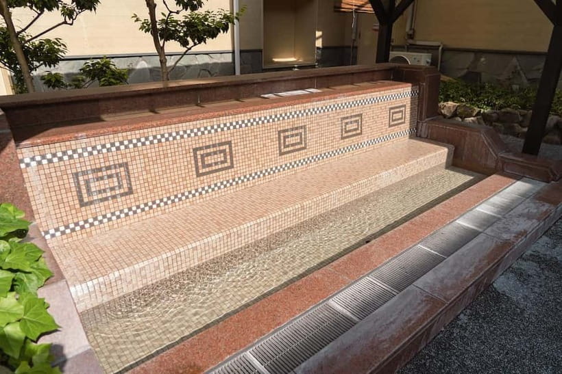 Osaka: Tennen Onsen Naniwa-no-Yu, the famous hot spring spa - The city view and the different bathing features