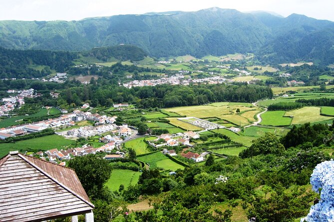Private Tour Full-Day Furnas: Lake, Fumaroles and Thermal Pools - The guide makes the private format worthwhile