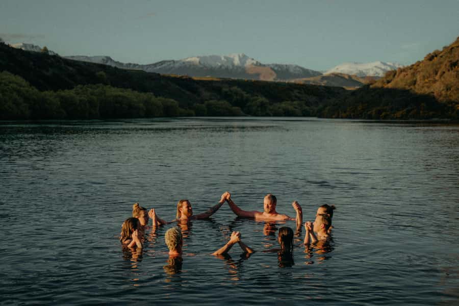 Queenstown: Riverside Sauna and Cold Plunge Experience - Arriving beside the Kawarau River