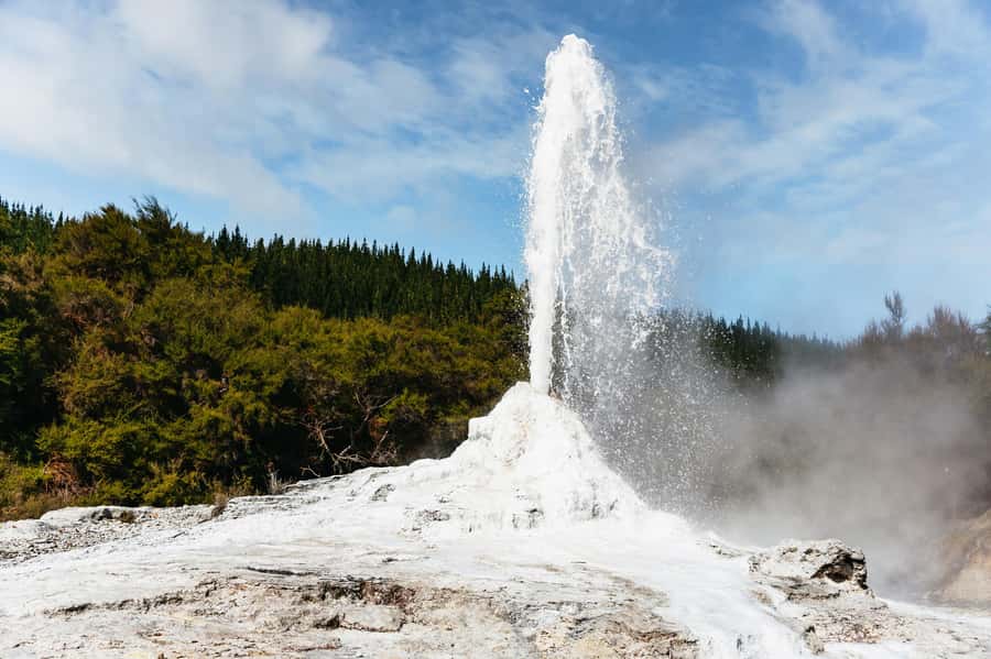 Rotorua: Wai-O-Tapu Geothermal Park Entry Ticket - Driving from the geyser to the main park