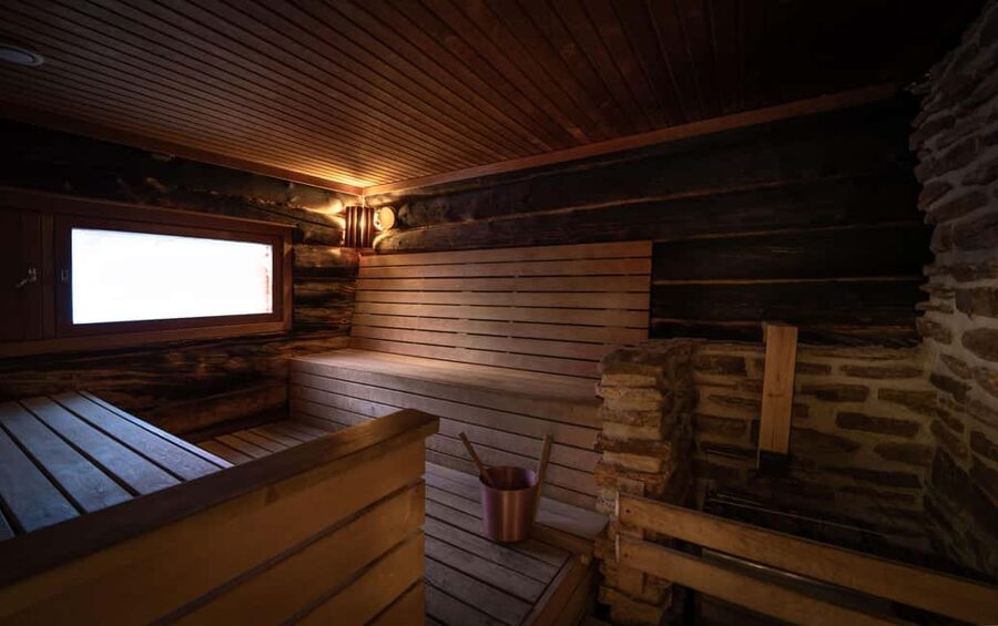 Saariselkä: Kuukkeli Saunaworld (Smoke Sauna) - The indoor pool and fireplace lounge