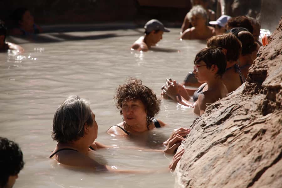 Santiago: Full day Embalse del Yeso, Casa de Chocolate, picnic & Hot Springs - Chocolate and souvenirs in San José de Maipo