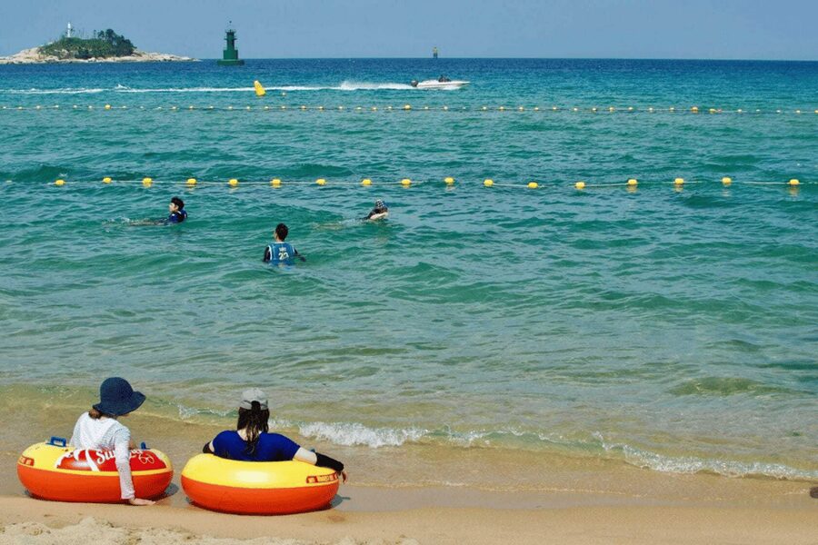 Seoul: Sokcho beach, market, hot spring and Seorak Cable Car - Cheoksan Foot Bath Park and a well-timed pause