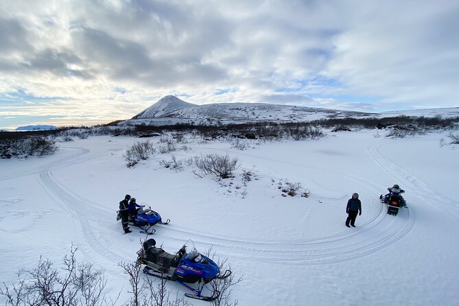 Snowmobile Tour by Lake Mývatn - How the group ride works