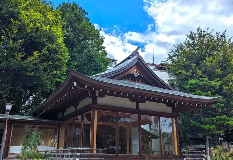 Tokyo: Private Morning Run with Sento Bath Experience - A local shrine adds cultural value