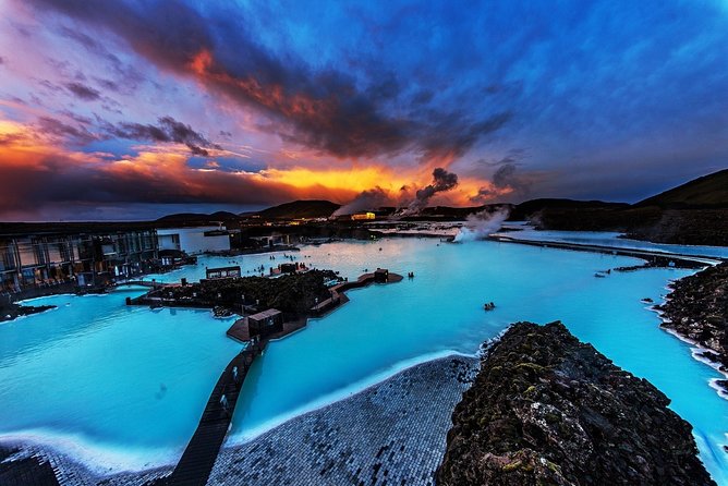 Unique bathing in an Icelandic hot springs at the Blue Lagoon - The water, masks, and bar experience