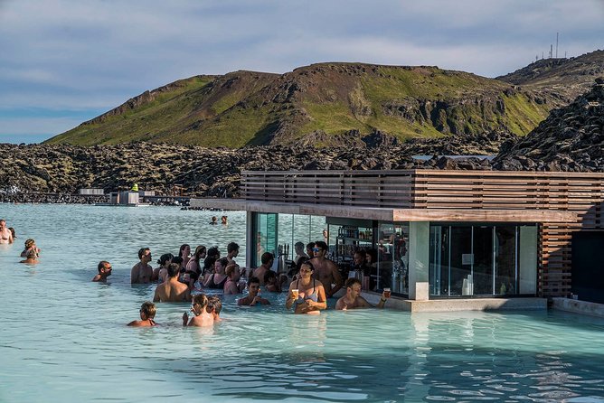 Unique bathing in an Icelandic hot springs at the Blue Lagoon - Who will enjoy this experience most